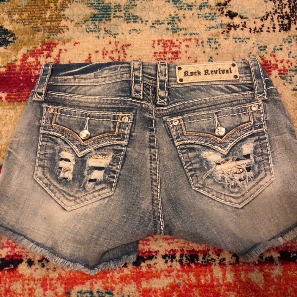 Size 28 shorts! Light wash denim, super cute and great condition. No flaws.